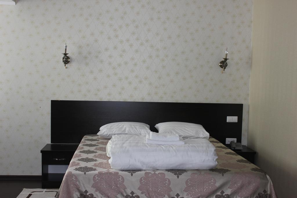 Home Hotel Astana Стая снимка